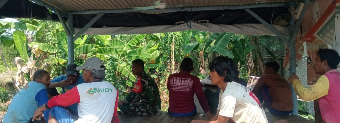 Komsos Anggota Koramil 1608/Karangampel Bersama Kelompok Tani Desa Tanjungsari