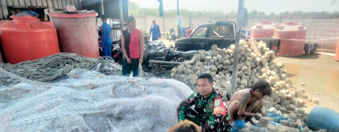 Komsos Anggota Koramil 1601/Indramayu di Wilayah Binaan Desa Karangsong