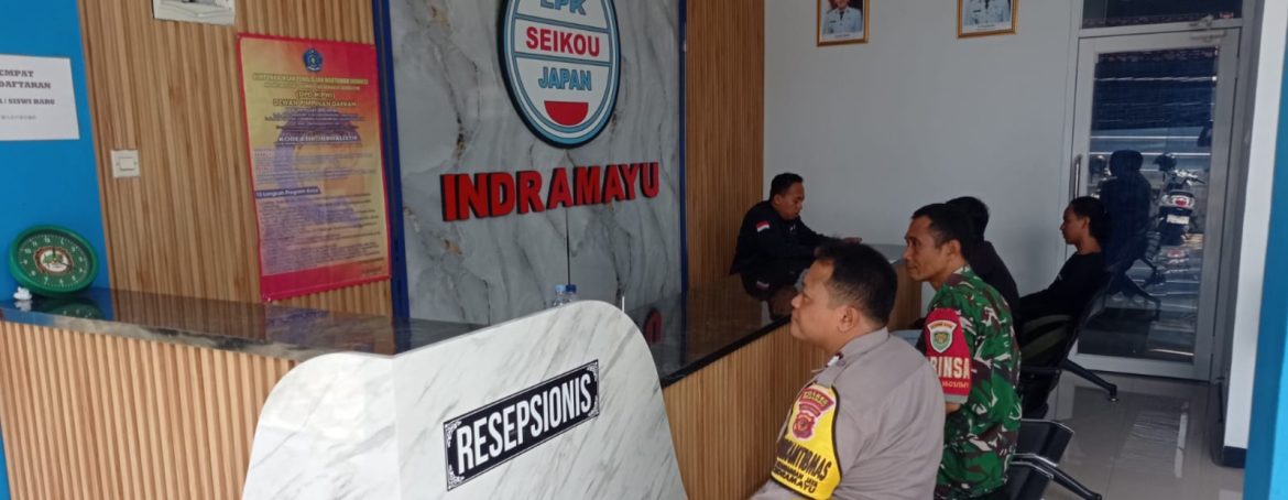 Komsos Anggota Koramil 1601/Indramayu di Wilayah Binaan Desa Pekandanganjaya