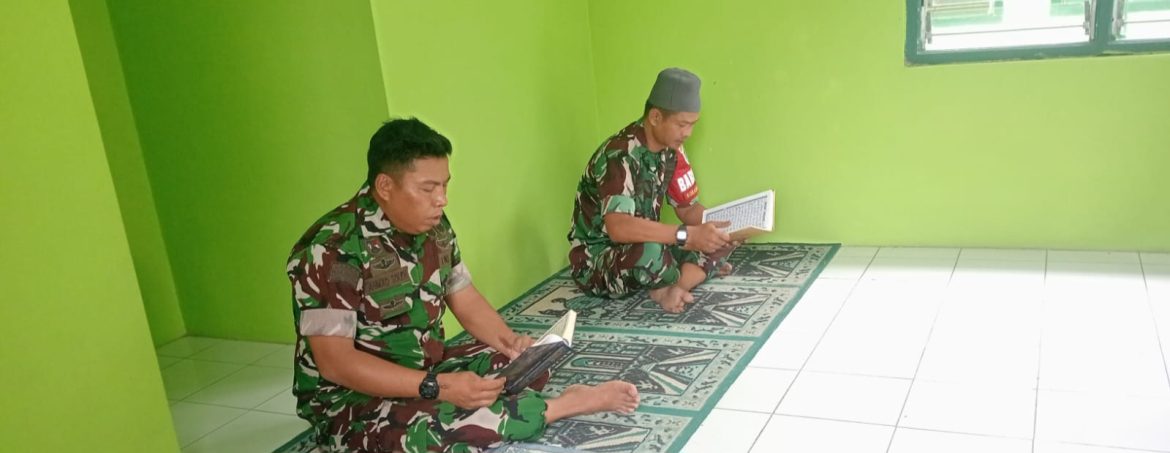 Anggota Koramil 1608/Karangampel Laksanakan Tadarus di Mushola Koramil