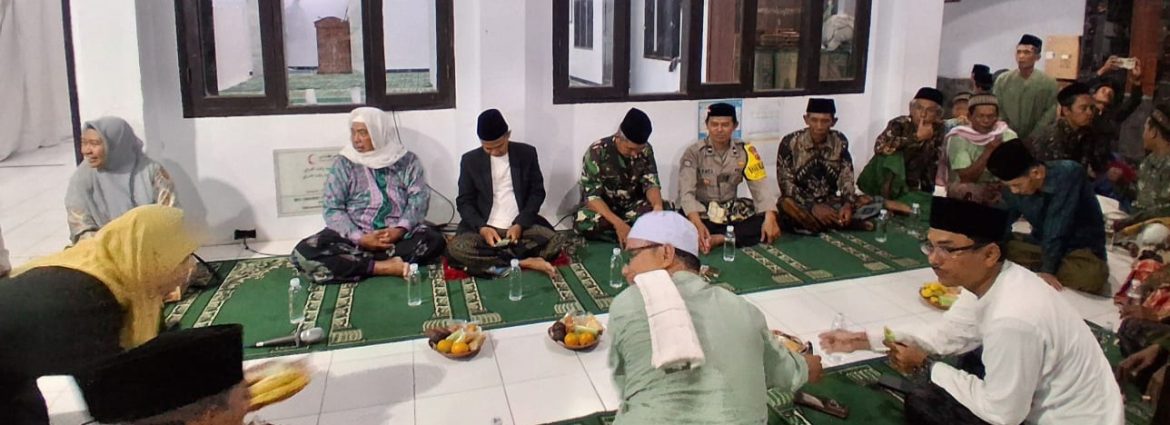 Sertu Sudirjo Anggota Koramil 1608 Karangampel Laksanakan Sholat Isya Berjamaah dan Tarawih Keliling Bersama Muspika Kecamatan Karangampel