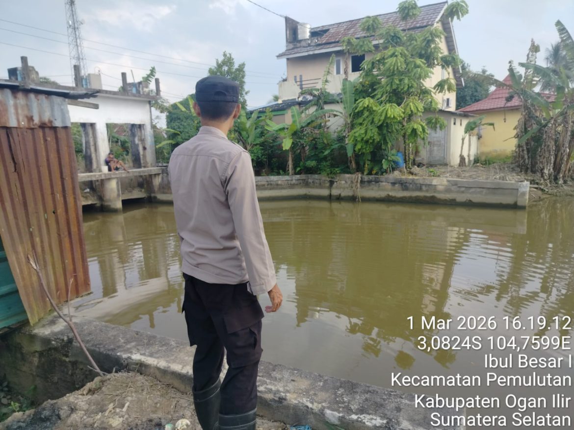Polsek Pemulutan Lakukan Pemantauan Debit Air Sungai, Situasi Masih Aman dan Terkendali