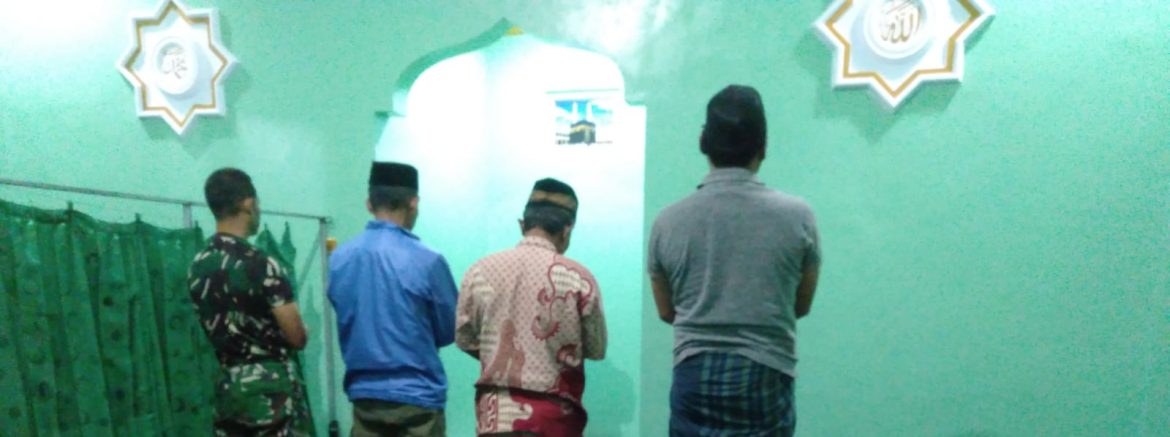 Anggota Koramil 1609 Juntinyuat Bersama Masyarakat Laksanakan Sholat Isya dan Tarawih Berjamaah di Musholla Nurrohman