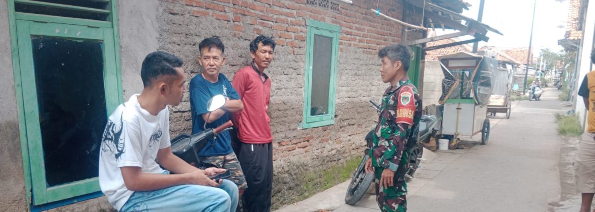 Komsos Anggota Koramil 1601/Indramayu di Wilayah Binaan Kelurahan Karangmalang
