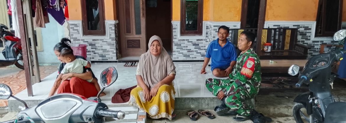 Komsos Anggota Koramil 1601/Indramayu di Wilayah Binaan Desa Rawadalem