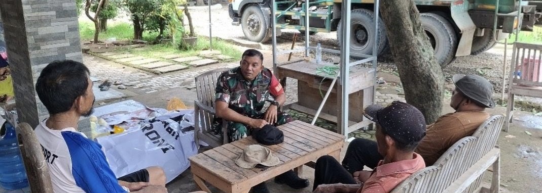 Komsos Anggota Koramil 1608/Karangampel Bersama Warga Desa Pringgacala