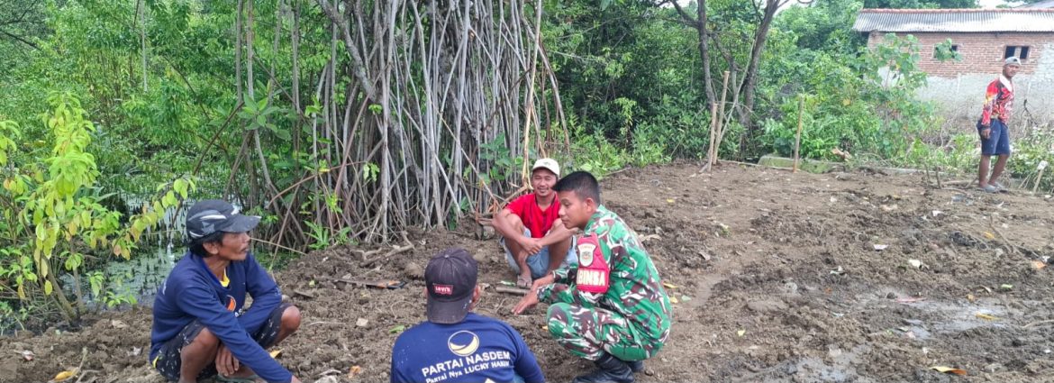 Komsos Anggota Koramil 1601/Indramayu di Wilayah Binaan Desa Sudimampir