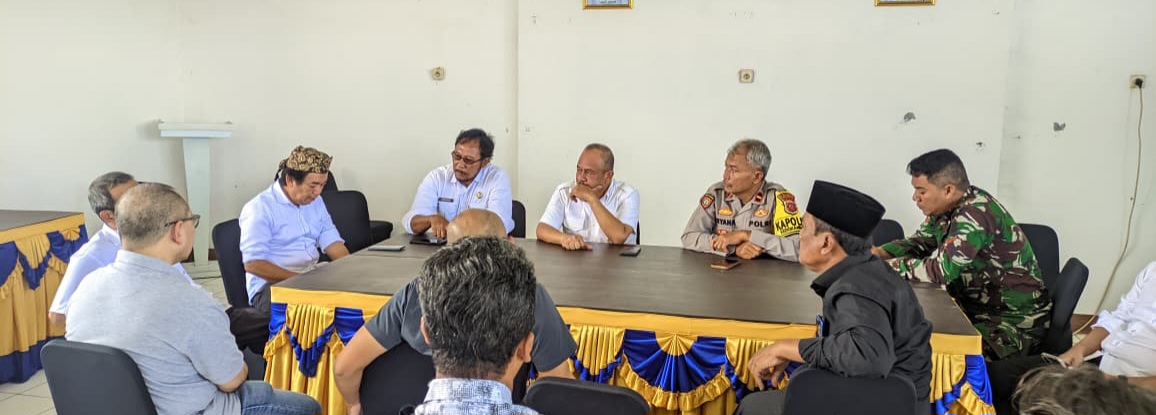 Koramil 1608 Karangampel Hadiri Koordinasi Penanganan dan Pengelolaan Sampah Bersama Muspika Kecamatan Kedokan Bunder