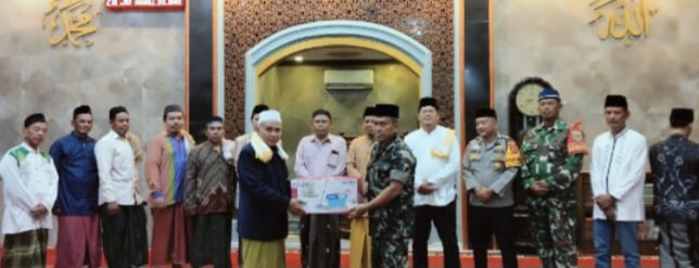 Danramil 1608/Karangampel Laksanakan Sholat Isya Berjama’ah dan Tarawih Keliling Bersama Muspika Kecamatan Karangampel