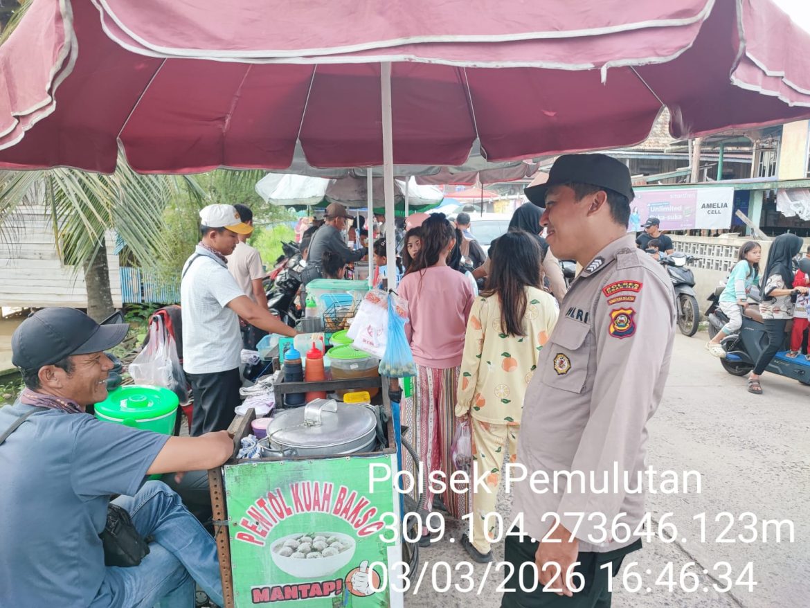 Aktivitas Ramai Jelang Buka Puasa, Personel Polsek Pemulutan Ogan Ilir Pastikan Keamanan Pasar Bedug