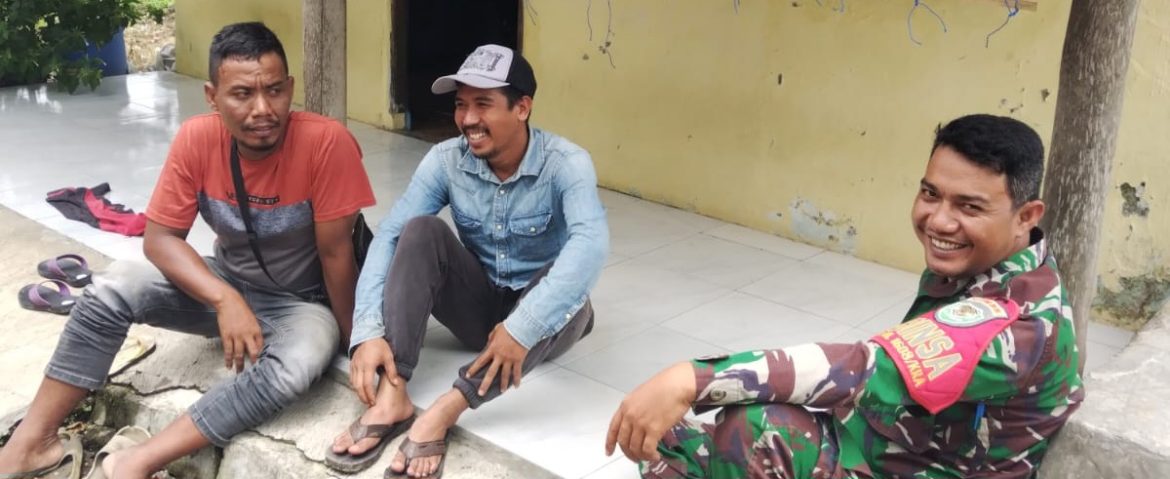 Anggota Koramil 1608 Karangampel Komsos Bersama Warga Desa Kedokanbunder