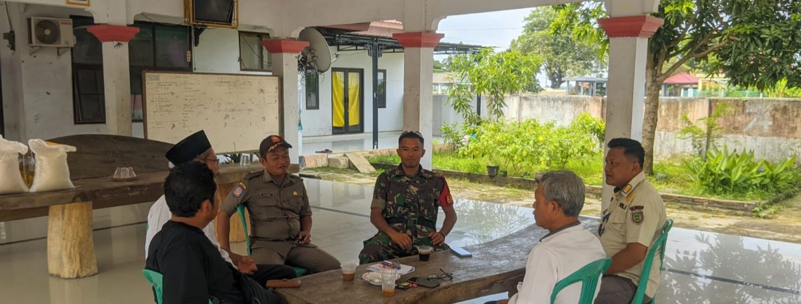 Komsos Babinsa Koramil 1605/Sukagumiwang Bersama Pamong dan Masyarakat Desa Cadangpinggan