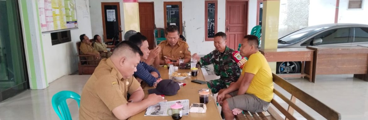 Anggota Koramil 1611/Losarang Komsos Bersama Pamong Desa Pegagan