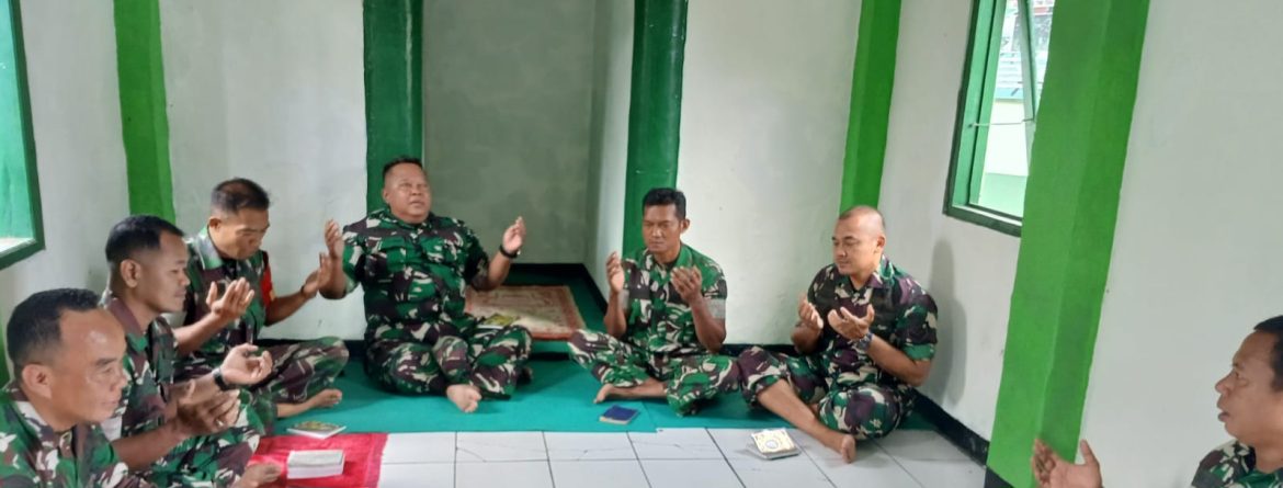 Anggota Koramil 1605/Sukagumiwang Laksanakan Sholat Dzuhur Berjamaah dan Yasinan