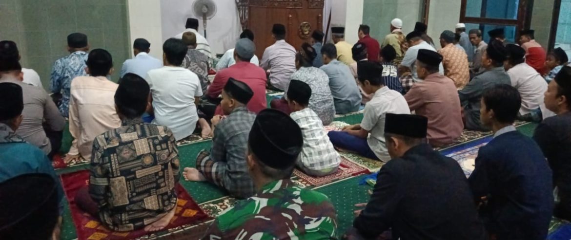 Koramil 1608/Karangampel Laksanakan Sholat Isya dan Tarawih Keliling Bersama Muspika Kecamatan Karangampel