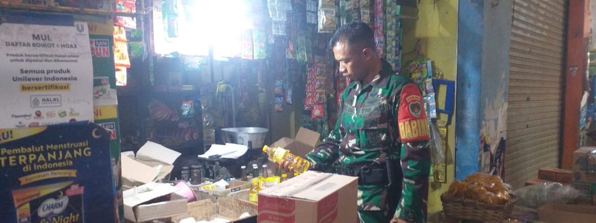 Babinsa Koramil 1605 Sukagumiwang Monitoring dan Pendataan Harga Sembako di Desa Tulungagung