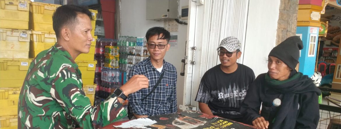Babinsa Koramil 1608/Karangampel Laksanakan Komsos Bersama Pamong dan Warga Desa Benda