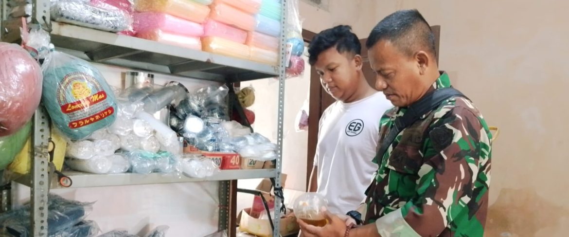 Babinsa Koramil 1603/Lohbener Laksanakan Pemantauan Harga Sembako di Wilayah Binaan