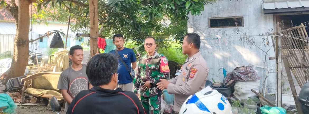 Babinsa Koramil 1601/Indramayu Laksanakan Komsos Bersama Pamong dan Warga Desa Tegalurung
