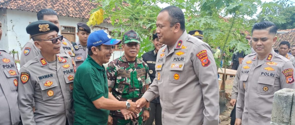 Danramil 1611/Losarang Hadiri Kunjungan Wakapolda Jabar ke Lokasi Rutilahu Program Polda Jabar di Desa Krimun