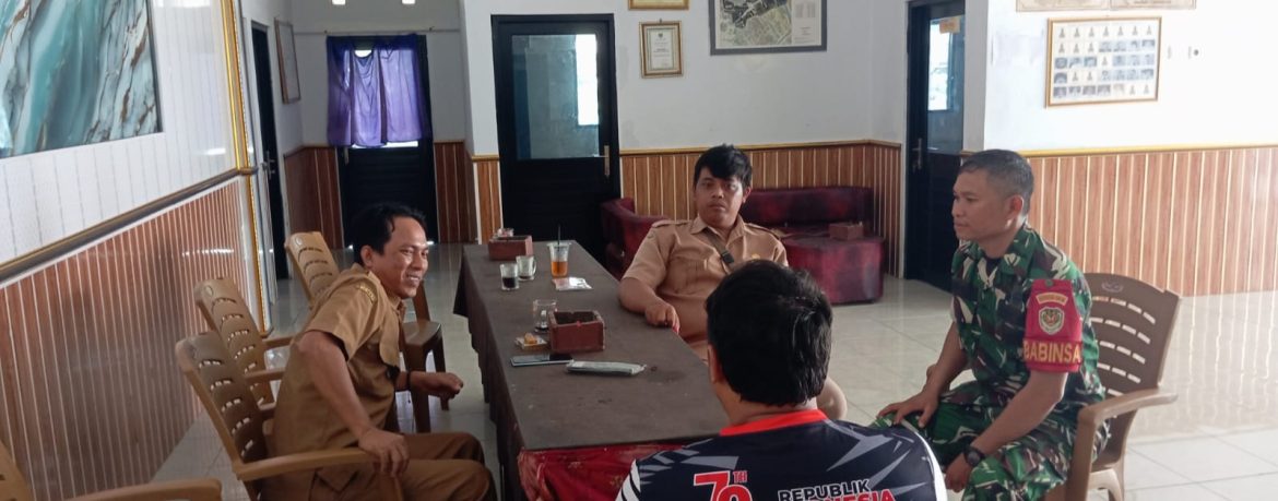 Babinsa Koramil 1601/Indramayu Laksanakan Komsos Bersama Pamong Desa Tambak