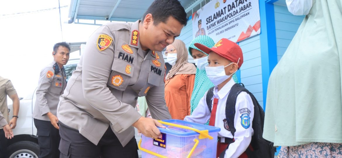 Wakapolda Jabar Bagikan Sembako untuk Warga Usai Tinjau SPPG dan Rutilahu di Indramayu