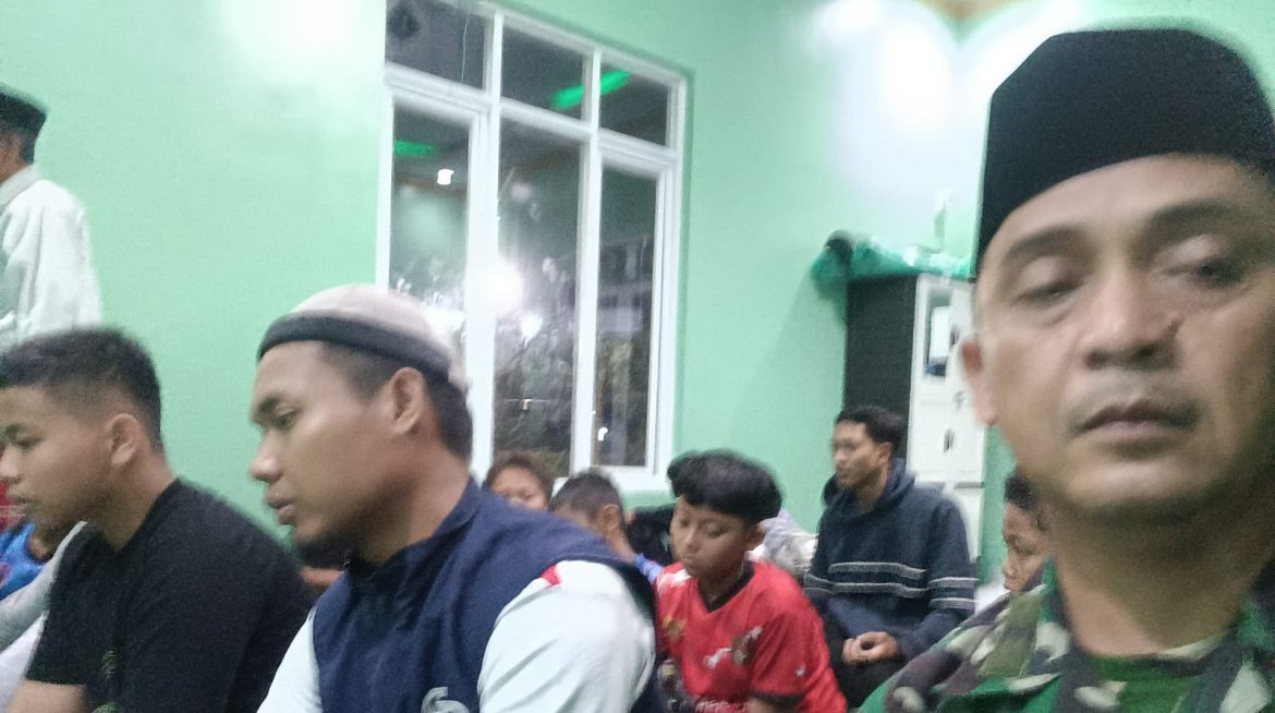 Anggota Koramil 1609 Juntinyuat Laksanakan Sholat Isya dan Tarawih Berjamaah ke-16 di Mushola Nurrohman