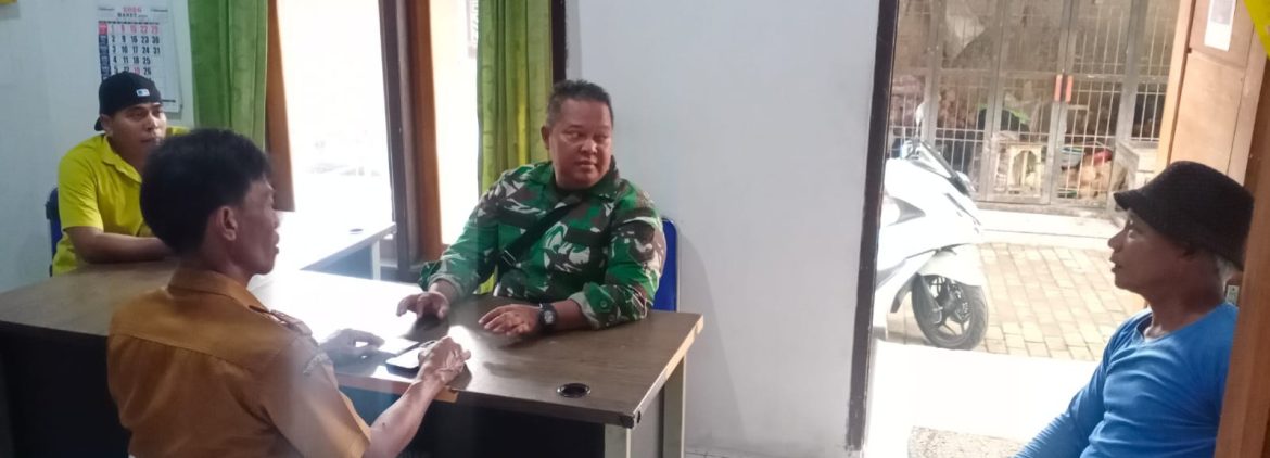 Babinsa Koramil 1605/Sukagumiwang Laksanakan Komsos Bersama Mandor dan Kepala Pasar Desa Bondan
