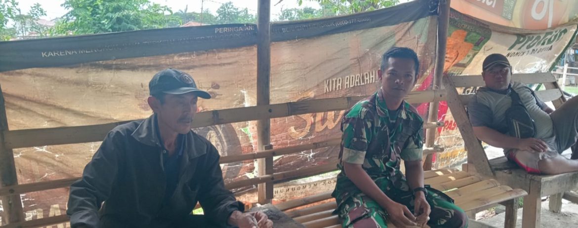 Babinsa Koramil 1608/Karangampel Laksanakan Komsos Bersama Warga Desa Tanjungsari