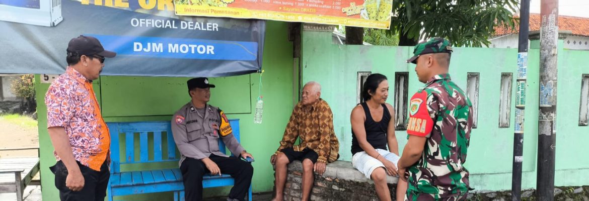 Babinsa Koramil 1608 Karangampel Komsos Bersama Bhabinkamtibmas dan Warga Desa Karangampel