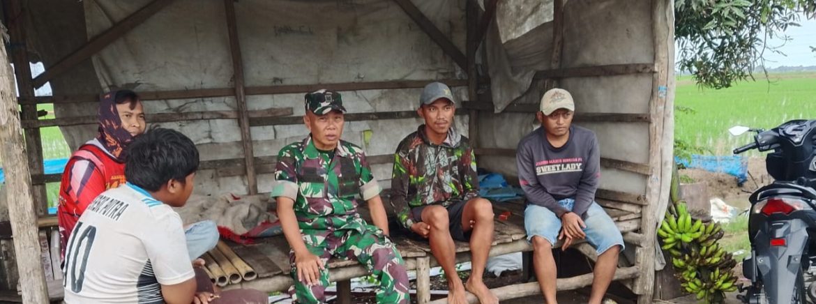 Babinsa Koramil 1605/Sukagumiwang Laksanakan Komsos Bersama Warga Desa Kertasemaya