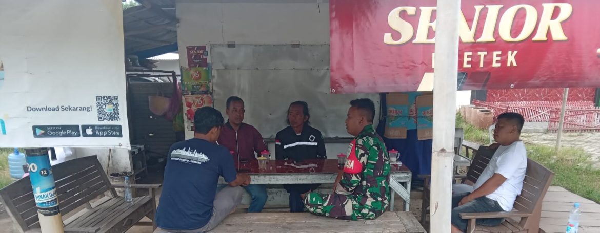 Babinsa Koramil 1611/Losarang Laksanakan Komsos Bersama Masyarakat Desa Losarang