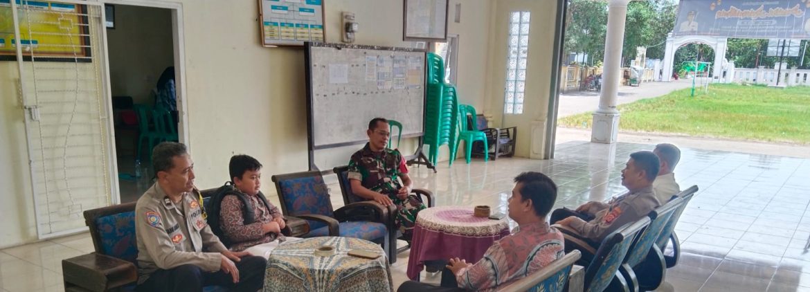 Babinsa Koramil 1601/Indramayu Komsos Bersama Warga dan Tiga Pilar di Desa Plumbon