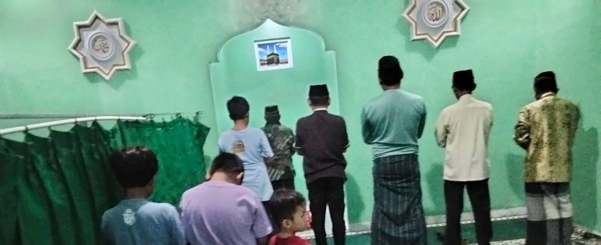 Anggota Koramil 1609 Juntinyuat Laksanakan Sholat Isya dan Tarawih Berjamaah Hari ke-15 Ramadan