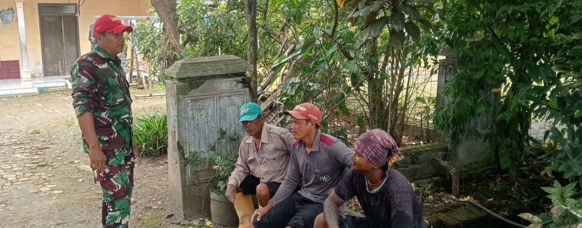 Babinsa Koramil 1608 Karangampel Laksanakan Komsos Bersama Warga Desa Jayalaksana