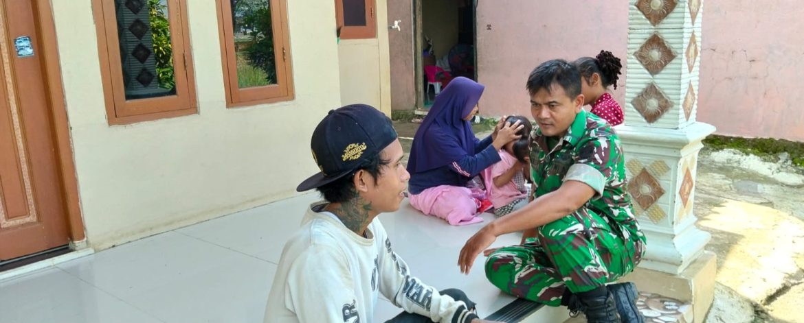 Babinsa Koramil 1605 Sukagumiwang Laksanakan Komsos Bersama Warga Desa Gedangan