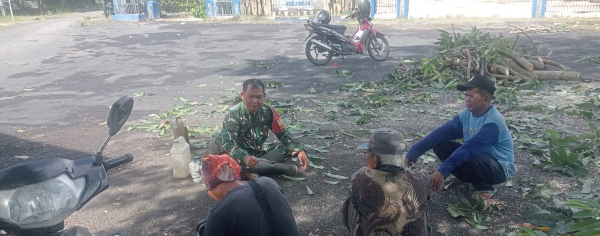 Sertu A,Zaeni Babinsa Koramil 1601/Indramayu Komsos Bersama Warga Desa Sukareja