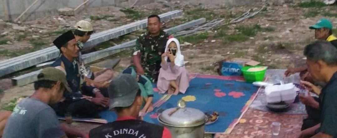 Anggota Koramil 1608 Karangampel Laksanakan Buka Puasa dan Doa Bersama untuk Keselamatan Pekerja KDKMP Desa Jayalaksana