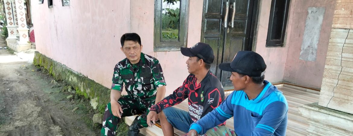 Babinsa Koramil 1605/Sukagumiwang Laksanakan Komsos Bersama Tokoh Masyarakat dan Pemuda di Desa Sukawera