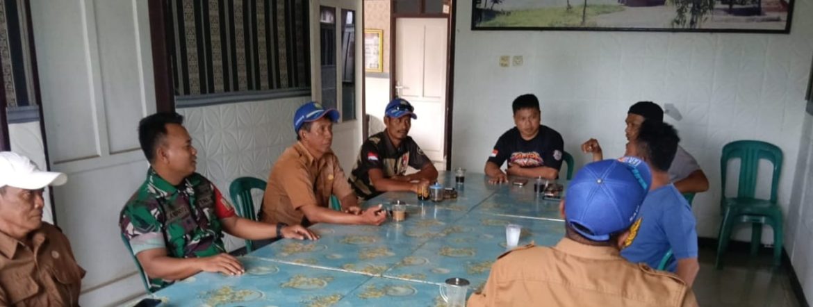 Babinsa Koramil 1611/Losarang Komsos Bersama Pamong Desa Losarang