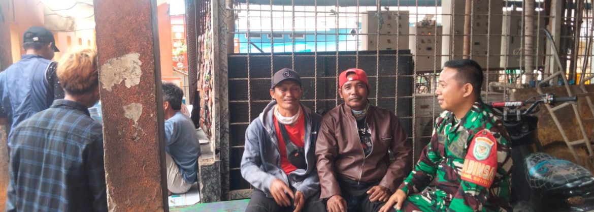 Anggota Koramil 1601/Indramayu Laksanakan Komsos Bersama Nelayan Desa Karangsong