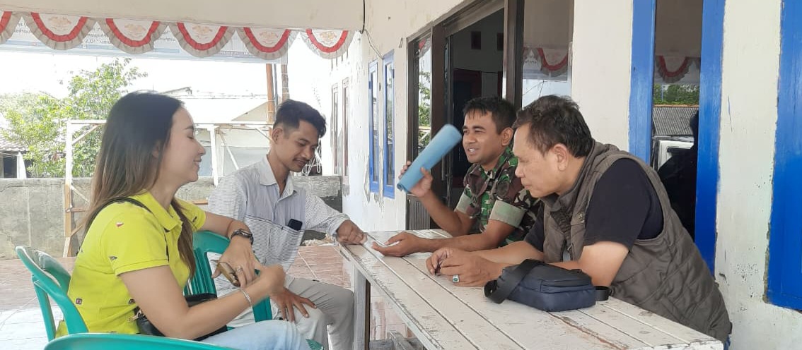 Anggota Koramil 1602 Sindang Laksanakan Komsos Bersama Masyarakat Desa Cemara