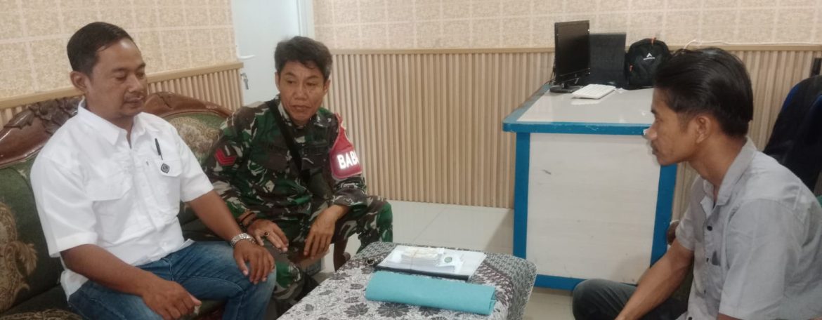 Komsos Babinsa Koramil 1601/Indramayu Bersama Pamong Desa Singajaya Perkuat Keamanan dan Kebersihan Lingkungan