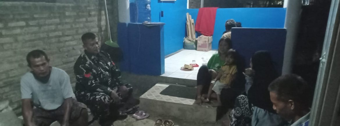 Babinsa Koramil 1601/Indramayu Komsos Bersama Warga Bojong Sari, Ajak Jaga Kamtibmas dan Kebersihan Lingkungan