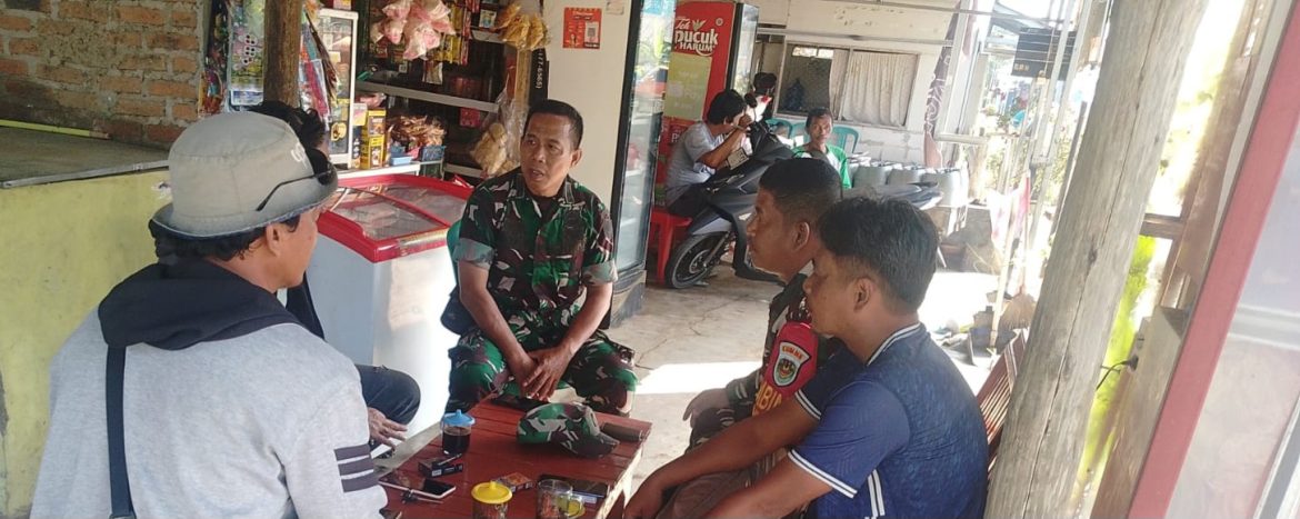 Babinsa Koramil 1611/Losarang Komsos Bersama Pamong dan Masyarakat Desa Puntang