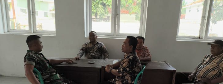 Anggota Koramil 1608/Karangampel Komsos Bersama Perangkat Desa Karangampel