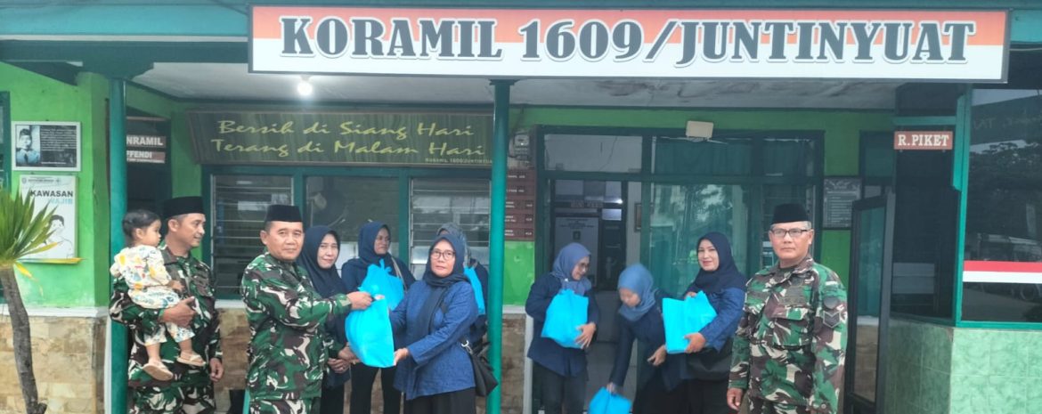 Danramil 1609 Juntinyuat Bersama Persit Bagikan 450 Paket Takjil dan Gelar Buka Puasa Bersama