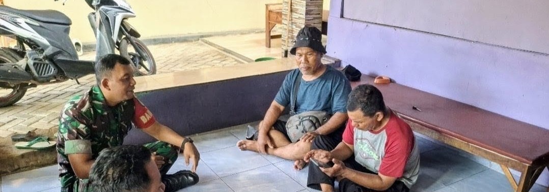 Anggota Koramil 1608 Karangampel Komsos Bersama Warga Desa Pringgacala