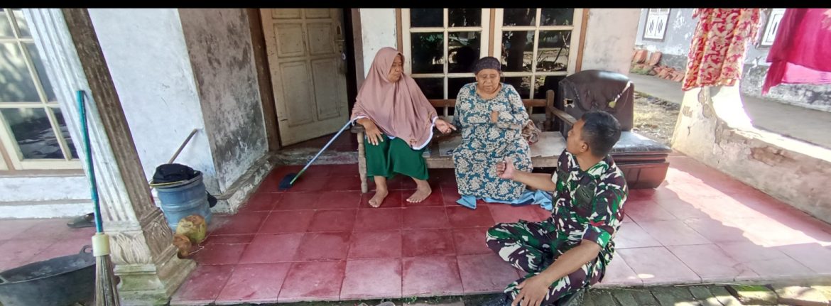 Komsos Anggota Koramil 1601/Indramayu di Wilayah Binaan Desa Gelarmandala