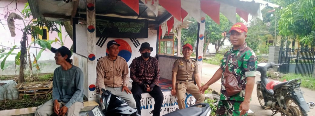 Babinsa Koramil 1605 Sukagumiwang Komsos Bersama Pamong dan Masyarakat Desa Jambe